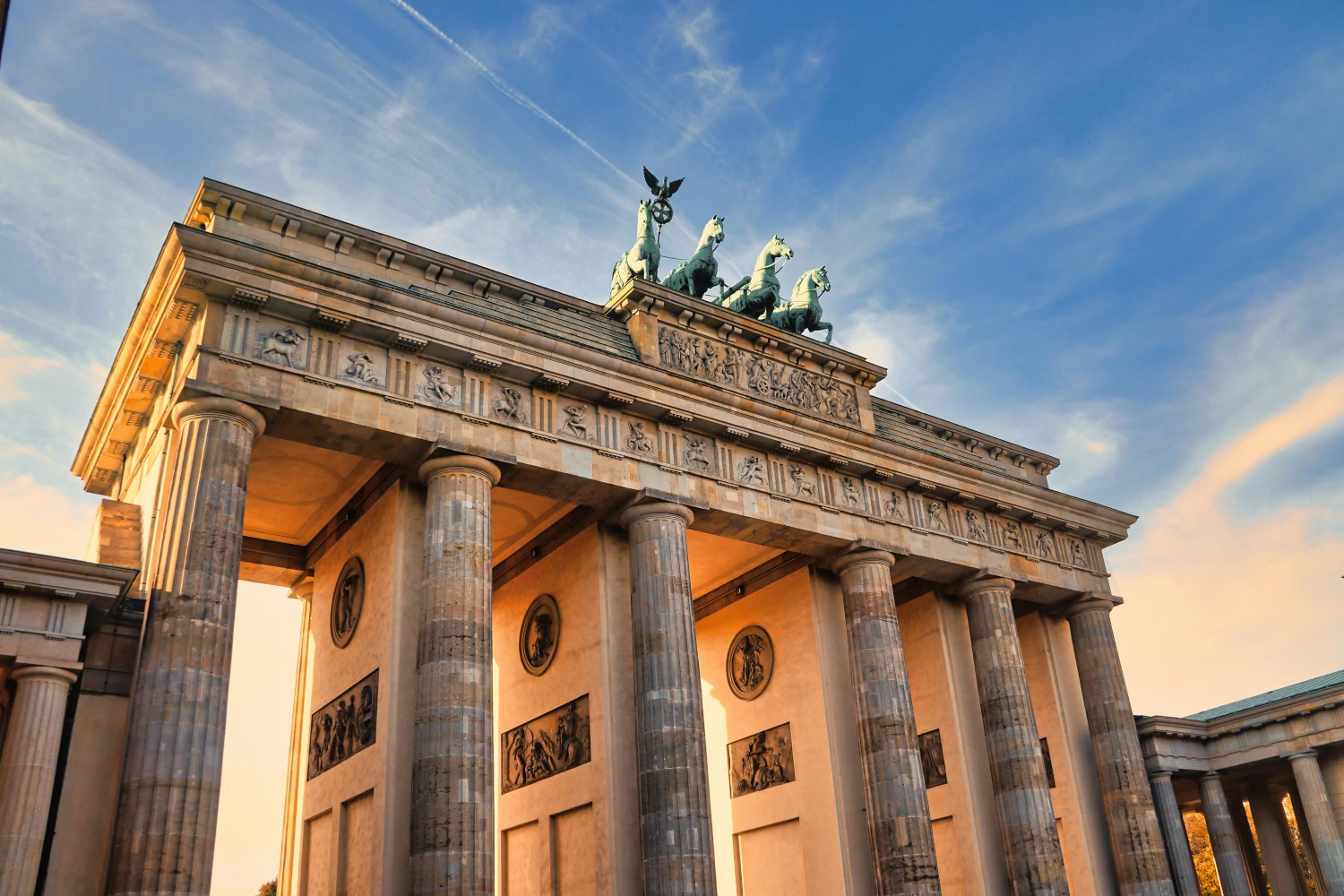 Sonnenuntergang hinter dem Brandenburger Tor in Berlin, Deutschland