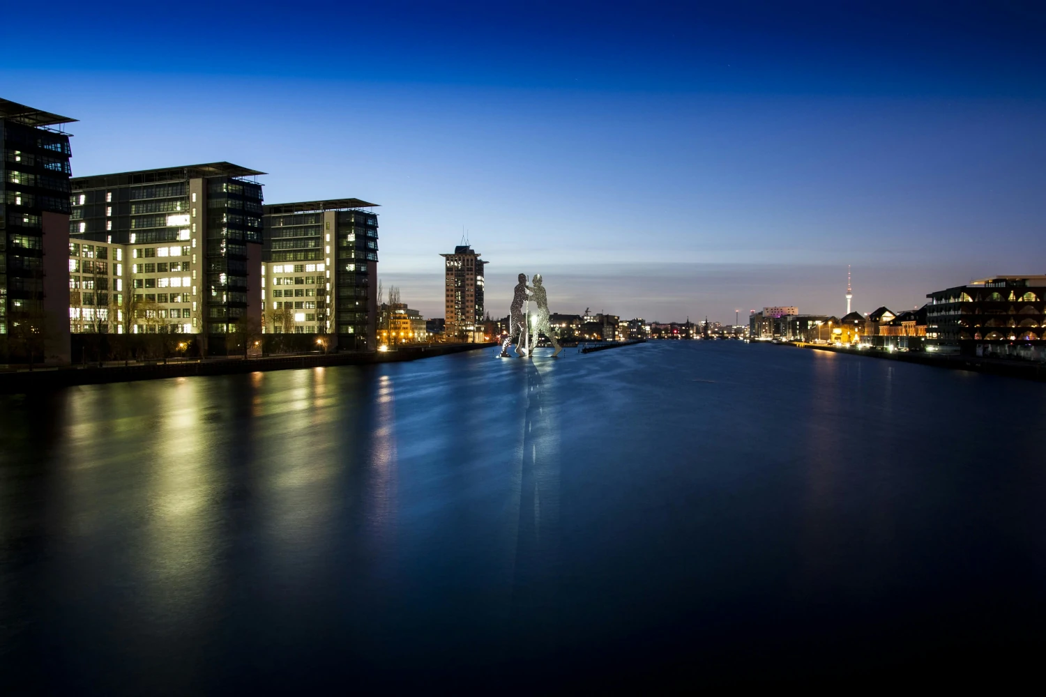Berliner Skyline-Panorama mit Fernsehturm und Spree bei Sonnenuntergang, Deutschland